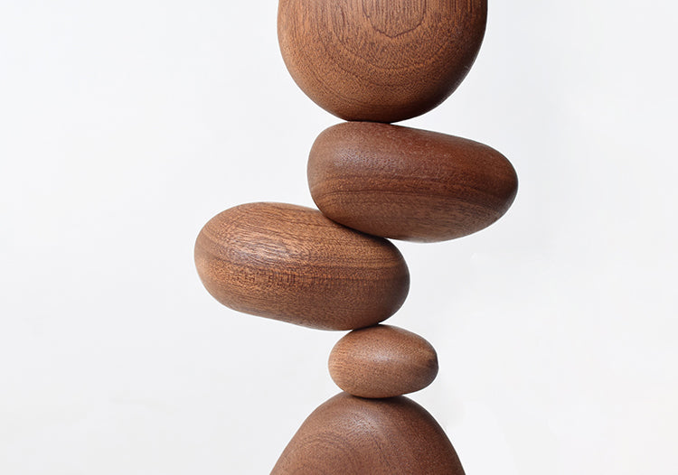 Massivholz-Deko in Steinform – Kreative Balance- und Puzzle-Ornamente im nordischen Stil