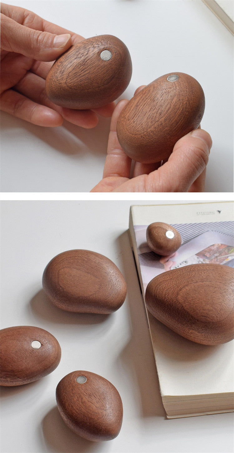 Massivholz-Deko in Steinform – Kreative Balance- und Puzzle-Ornamente im nordischen Stil