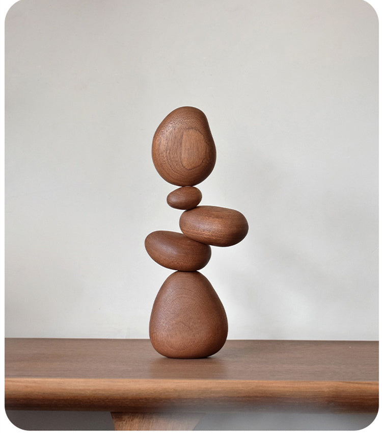 Massivholz-Deko in Steinform – Kreative Balance- und Puzzle-Ornamente im nordischen Stil