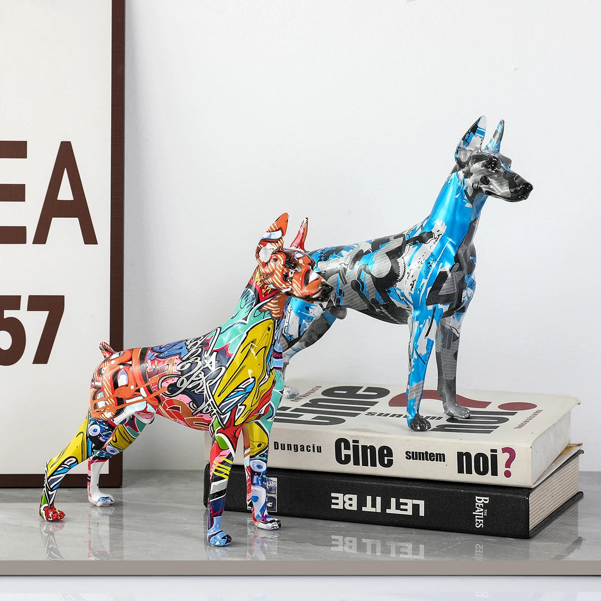 Kunstvolle Dobermann-Statue – Bunte Graffiti-Deko für Zuhause