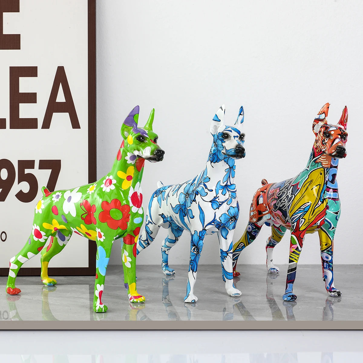 Kunstvolle Dobermann-Statue – Bunte Graffiti-Deko für Zuhause