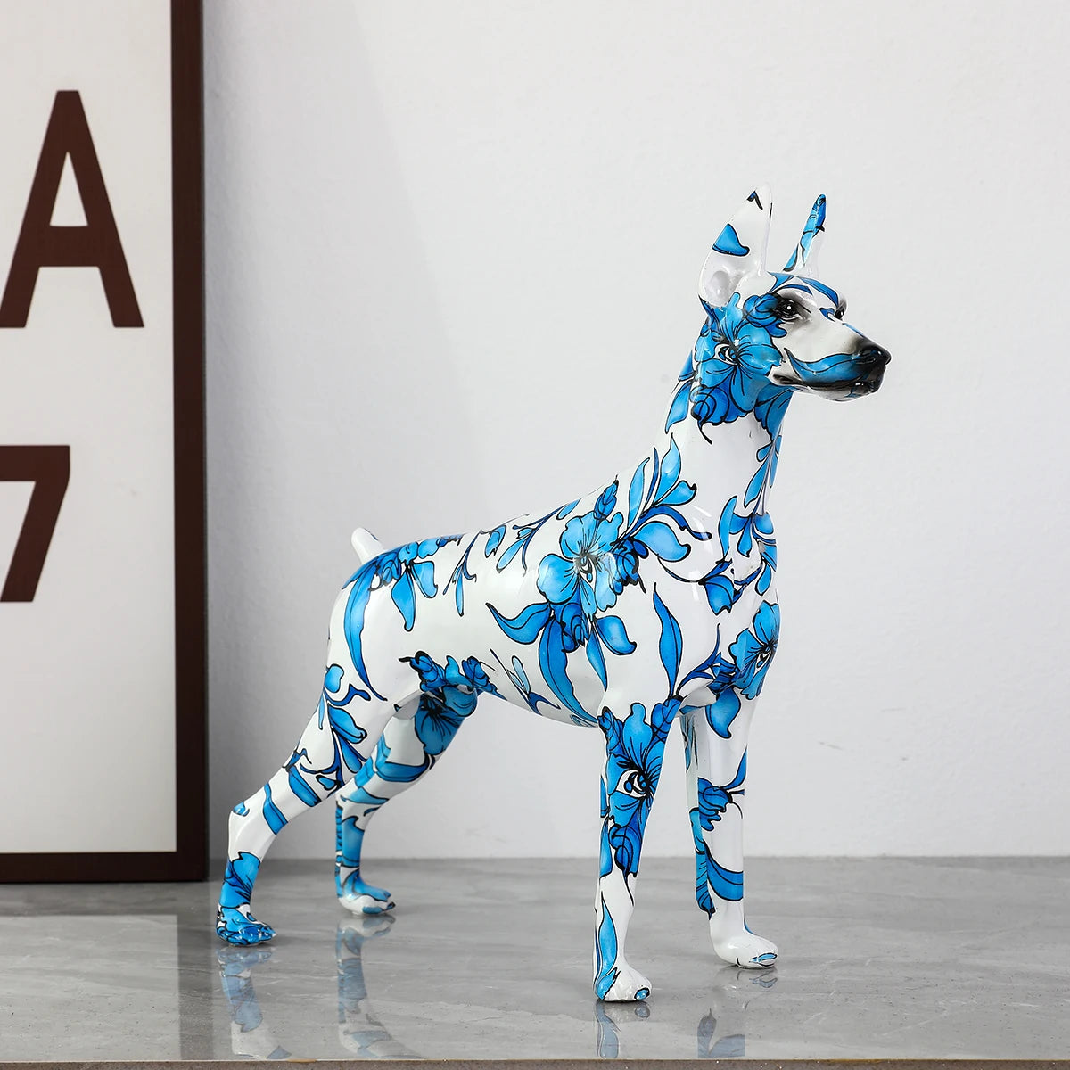 Kunstvolle Dobermann-Statue – Bunte Graffiti-Deko für Zuhause