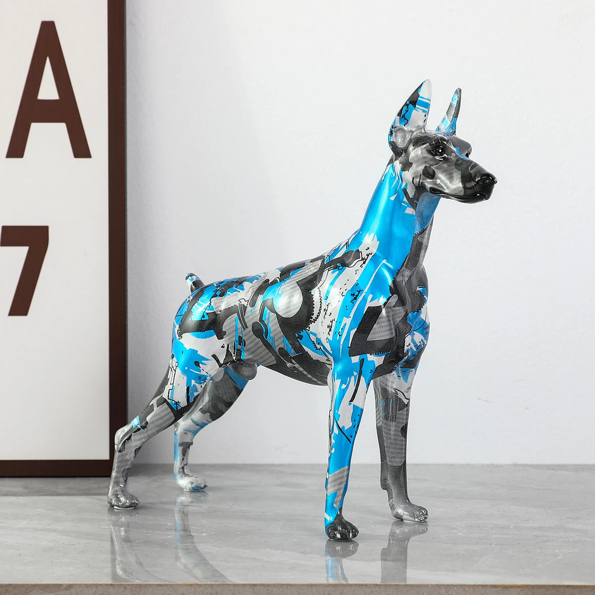 Kunstvolle Dobermann-Statue – Bunte Graffiti-Deko für Zuhause
