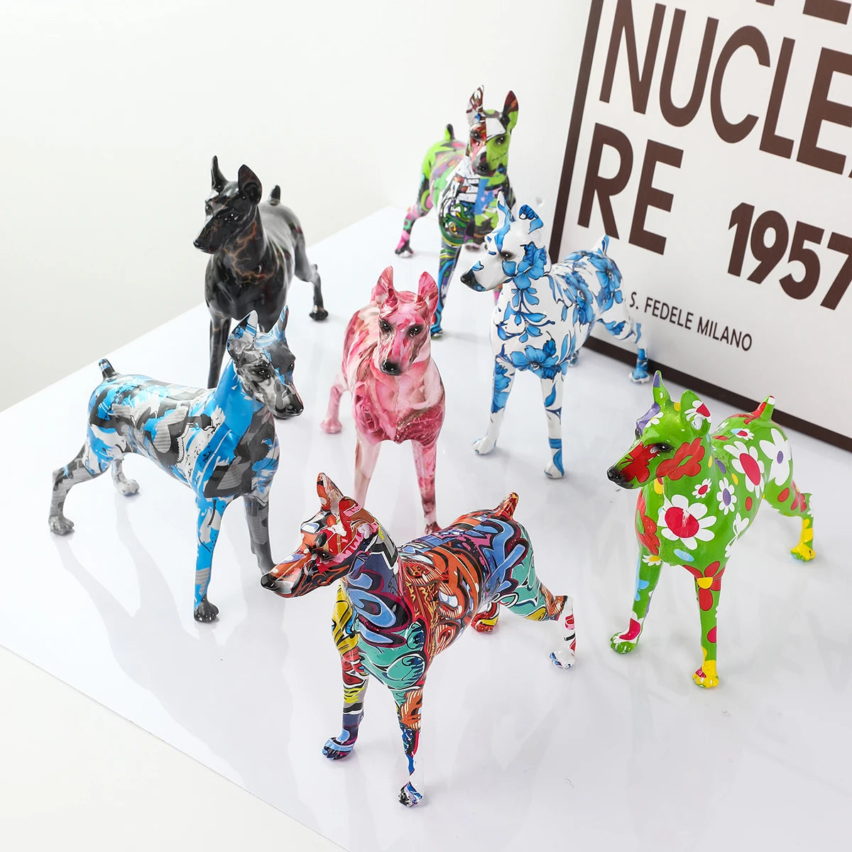 Kunstvolle Dobermann-Statue – Bunte Graffiti-Deko für Zuhause