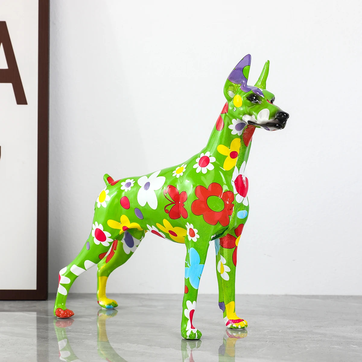Kunstvolle Dobermann-Statue – Bunte Graffiti-Deko für Zuhause