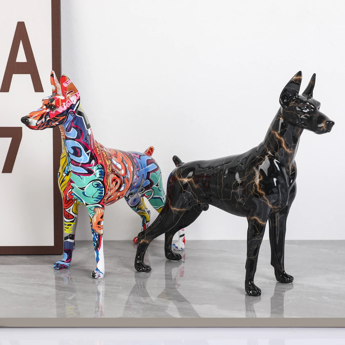 Kunstvolle Dobermann-Statue – Bunte Graffiti-Deko für Zuhause
