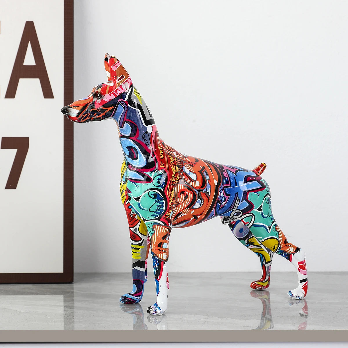 Kunstvolle Dobermann-Statue – Bunte Graffiti-Deko für Zuhause