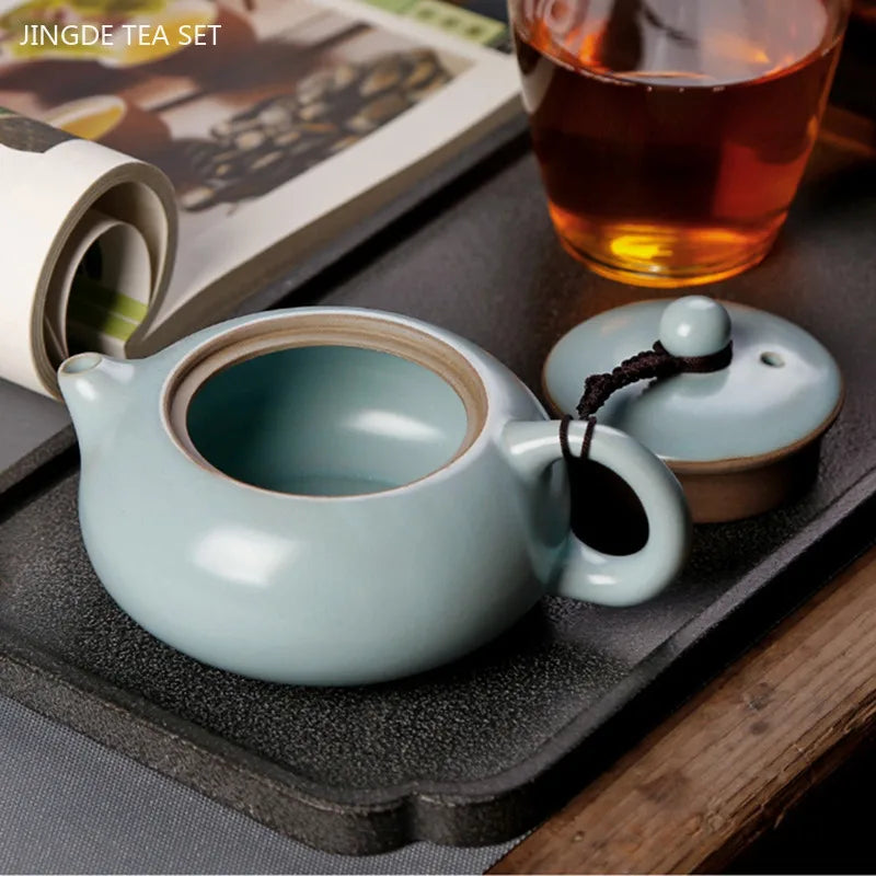 Handgefertigte Xishi-Teekanne aus Ru-Keramik – Elegantes Design mit Eiskrakele-Glasur in Azurblau