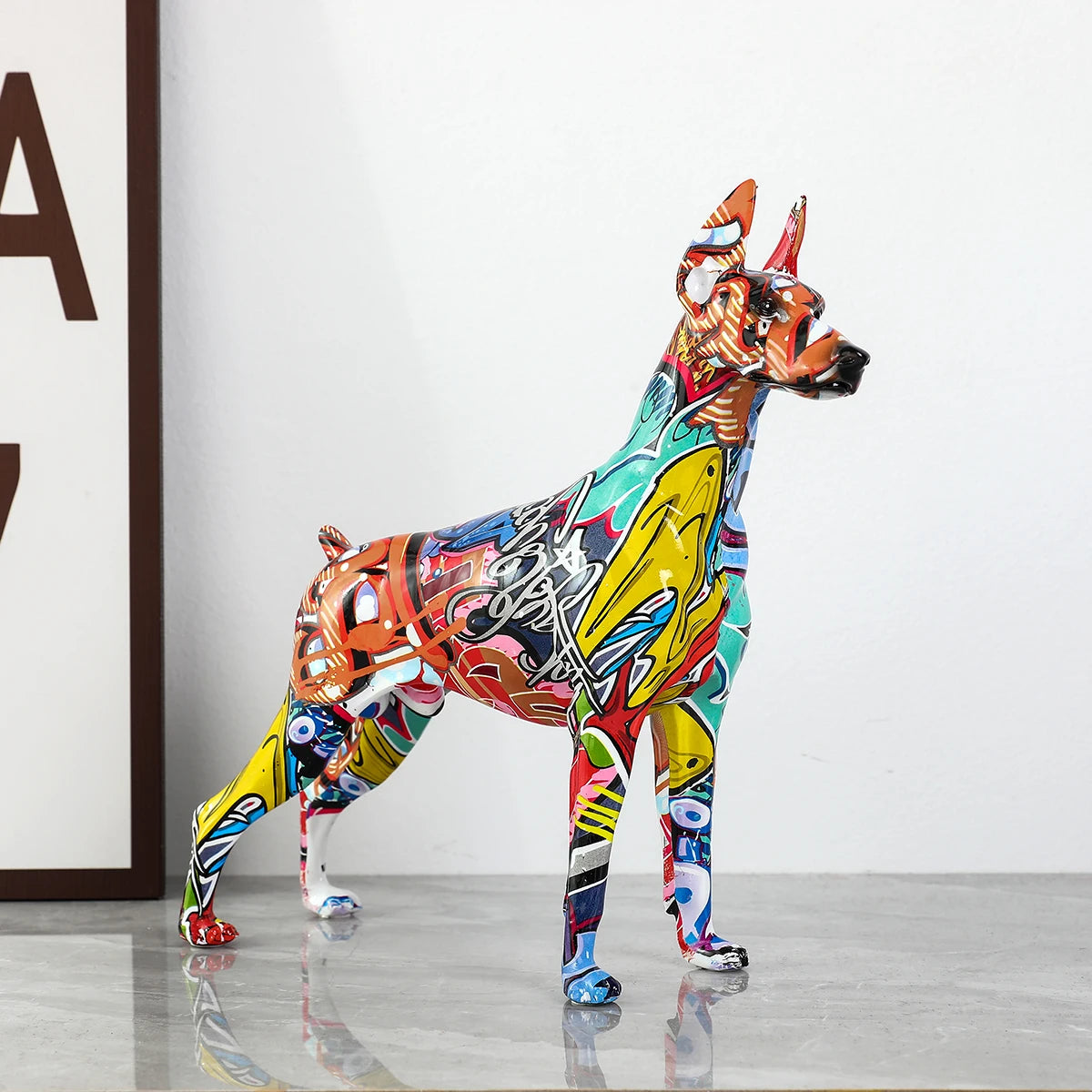 Kunstvolle Dobermann-Statue – Bunte Graffiti-Deko für Zuhause