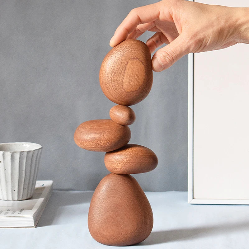 Massivholz-Deko in Steinform – Kreative Balance- und Puzzle-Ornamente im nordischen Stil