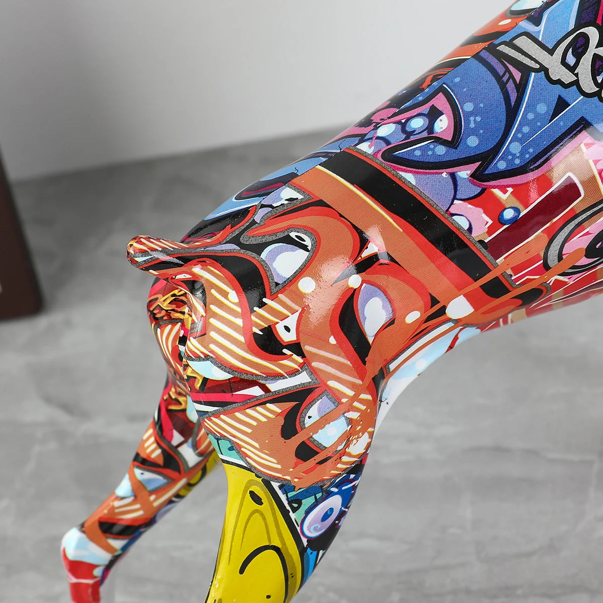 Kunstvolle Dobermann-Statue – Bunte Graffiti-Deko für Zuhause