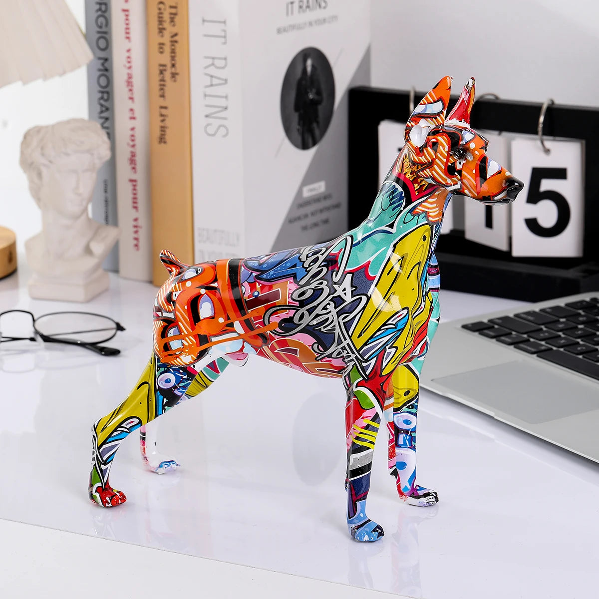 Kunstvolle Dobermann-Statue – Bunte Graffiti-Deko für Zuhause