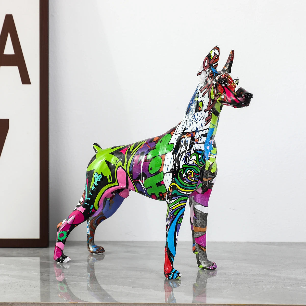 Kunstvolle Dobermann-Statue – Bunte Graffiti-Deko für Zuhause