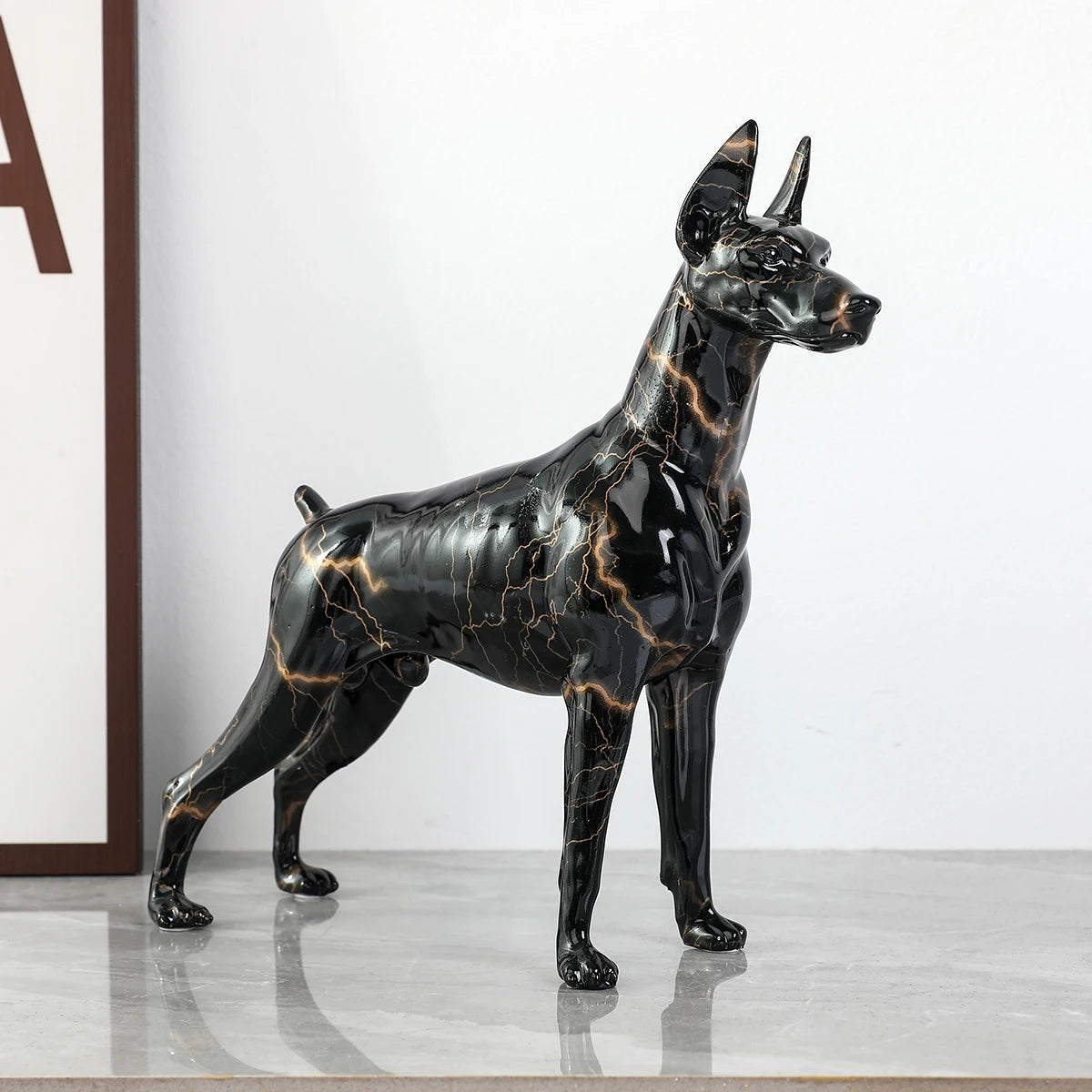 Kunstvolle Dobermann-Statue – Bunte Graffiti-Deko für Zuhause